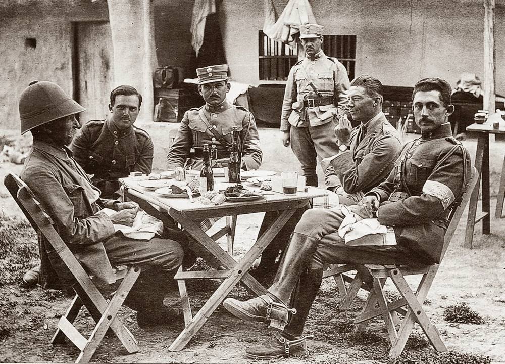 040. ΄Ελληνες και ΄Αγγλοι αξιωματικοί στη Σμύρνη.